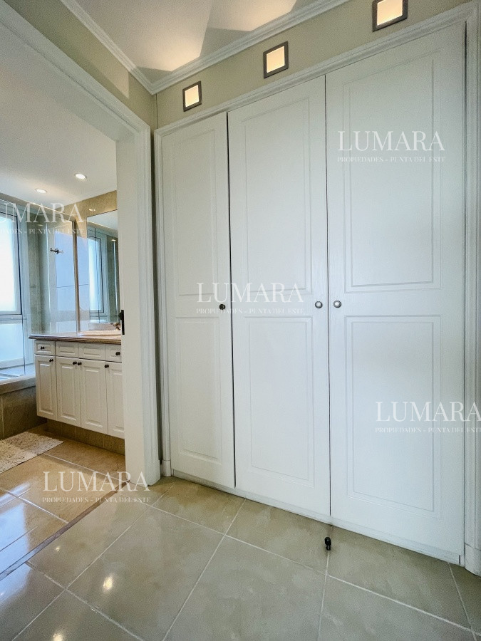 Apartamento ID.1385 - Venta de Excelente apartamento en alquiler temporario de tres dormitorios más dependencia de servicio, Playa Mansa, Punta del Este