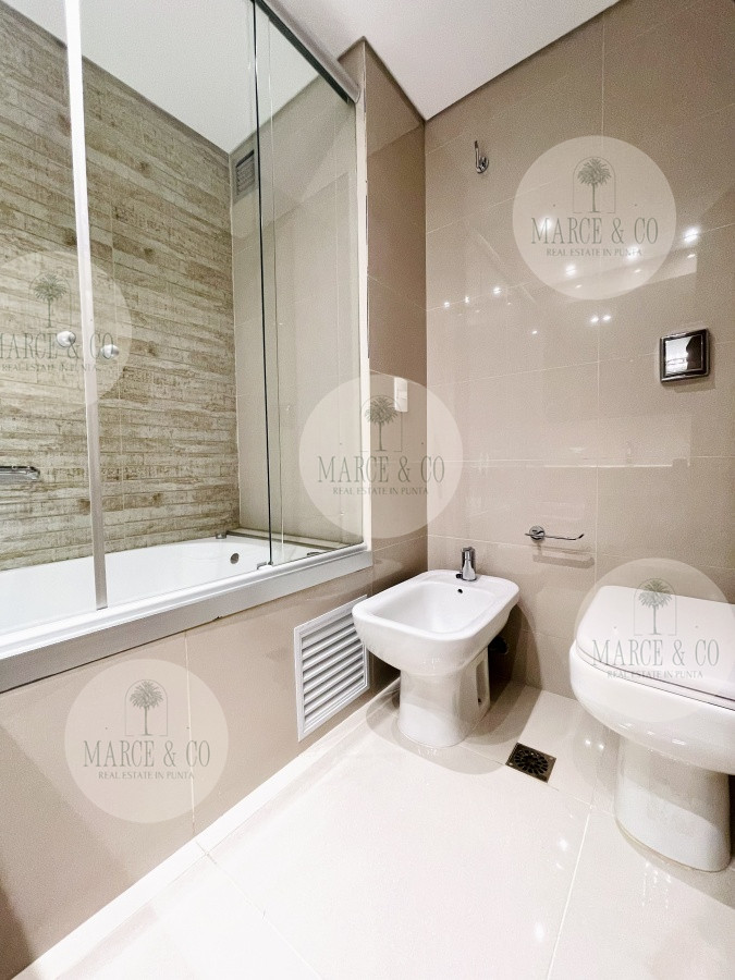 Apartamento ID.2430 - Apartamento de 2 Dormitorios y Parrillero con Vista al Mar en Playa Brava, Look Tower