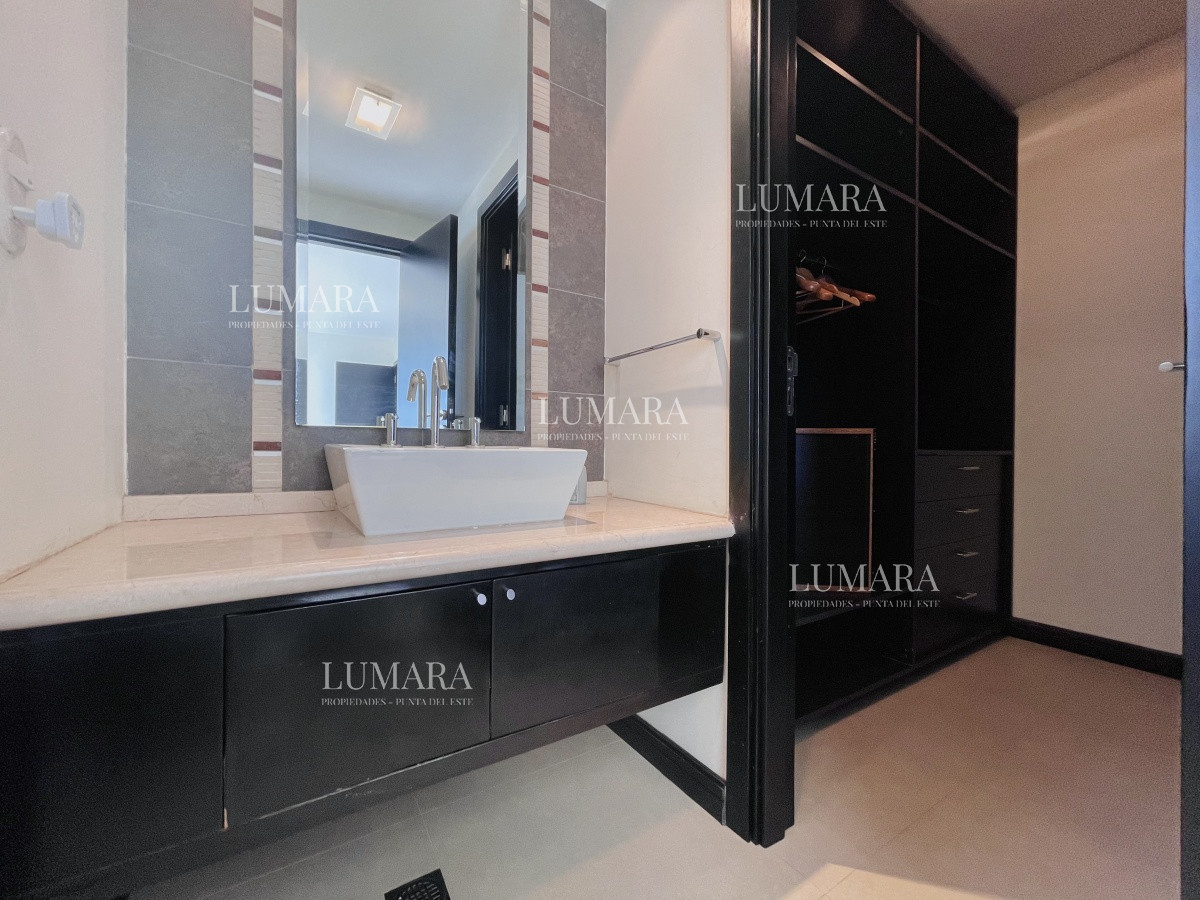 Apartamento ID.1619 - Venta de Excelente Penthouse de 2 Dormitorios y Parrillero con vistas a Playa Mansa, Punta del Este