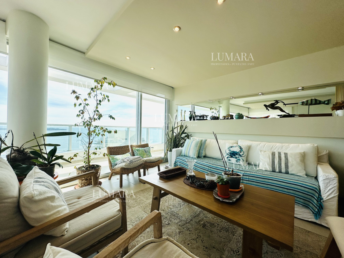 Apartamento ID.1619 - Venta de Excelente Penthouse de 2 Dormitorios y Parrillero con vistas a Playa Mansa, Punta del Este