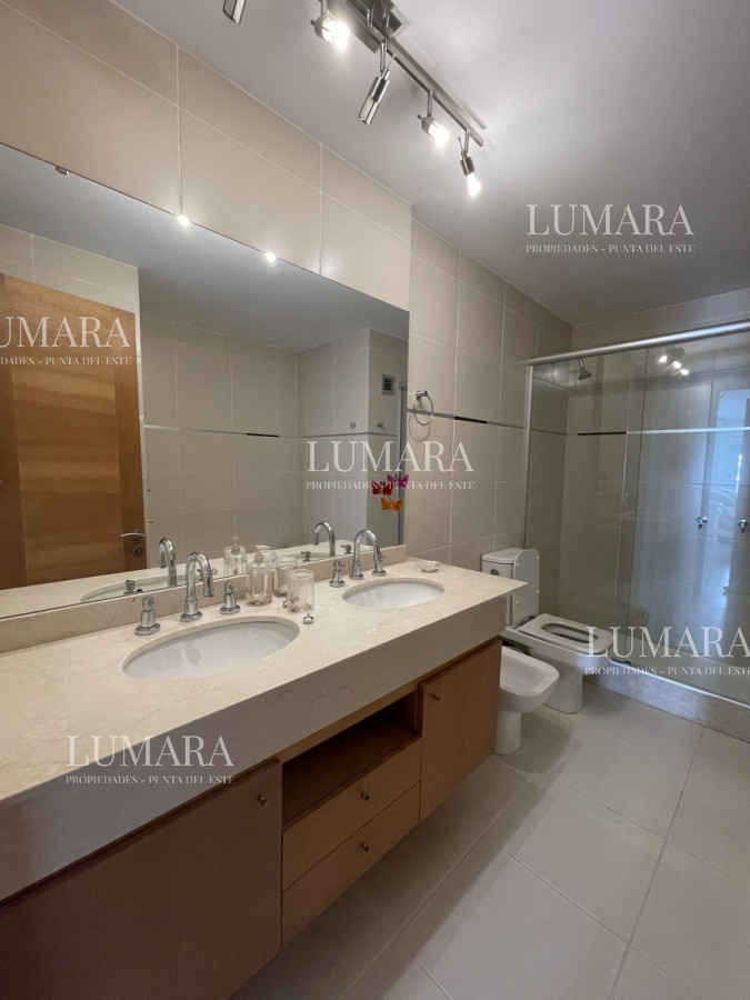 Apartamento ID.3342 - Apartamento de 2 Dormitorios a metros del mar y torre moderna, playa Mansa, Punta del Este