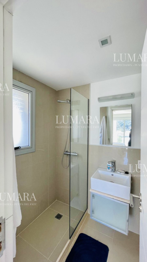 Apartamento ID.3143 - Apartamento de 3 Dormitorios en Primera Línea del Mar, Playa Brava Punta del Este