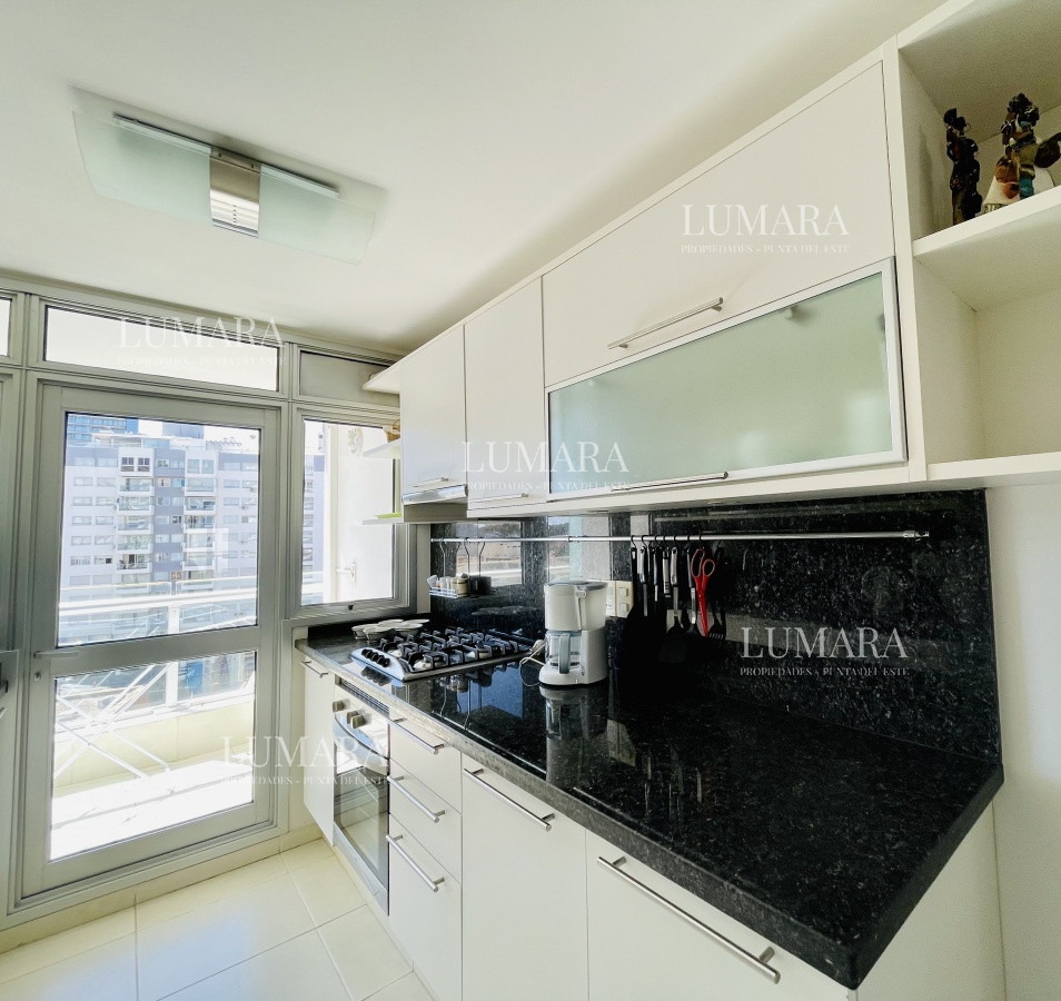 Apartamento ID.3342 - Apartamento de 2 Dormitorios a metros del mar y torre moderna, playa Mansa, Punta del Este