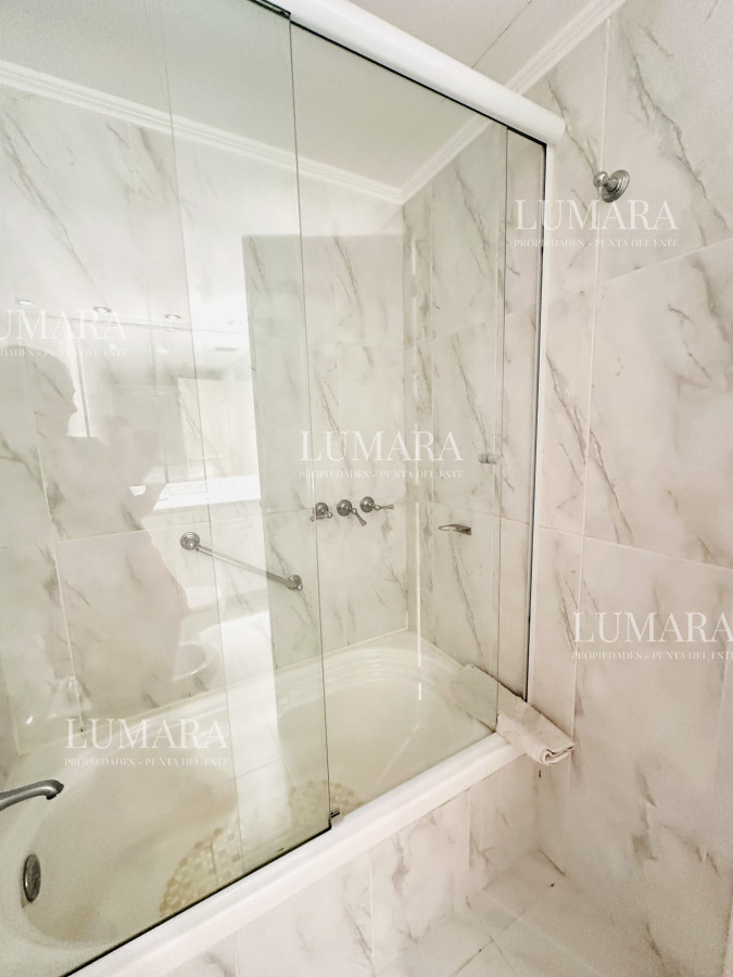 Apartamento ID.864 - Alquiler temporario de Apartamento de 2 suites sobre Playa Mansa, Primera Línea