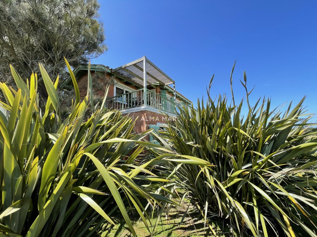 Casa ID.418 - Venta de casa amplia de construcción sólida sobre primera fila de Mar en La Juanita, José Ignacio
