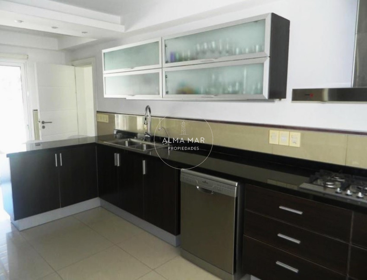 Casa ID.94 - Moderna Casa de 4 Dormitorios en el Golf - Punta del Este