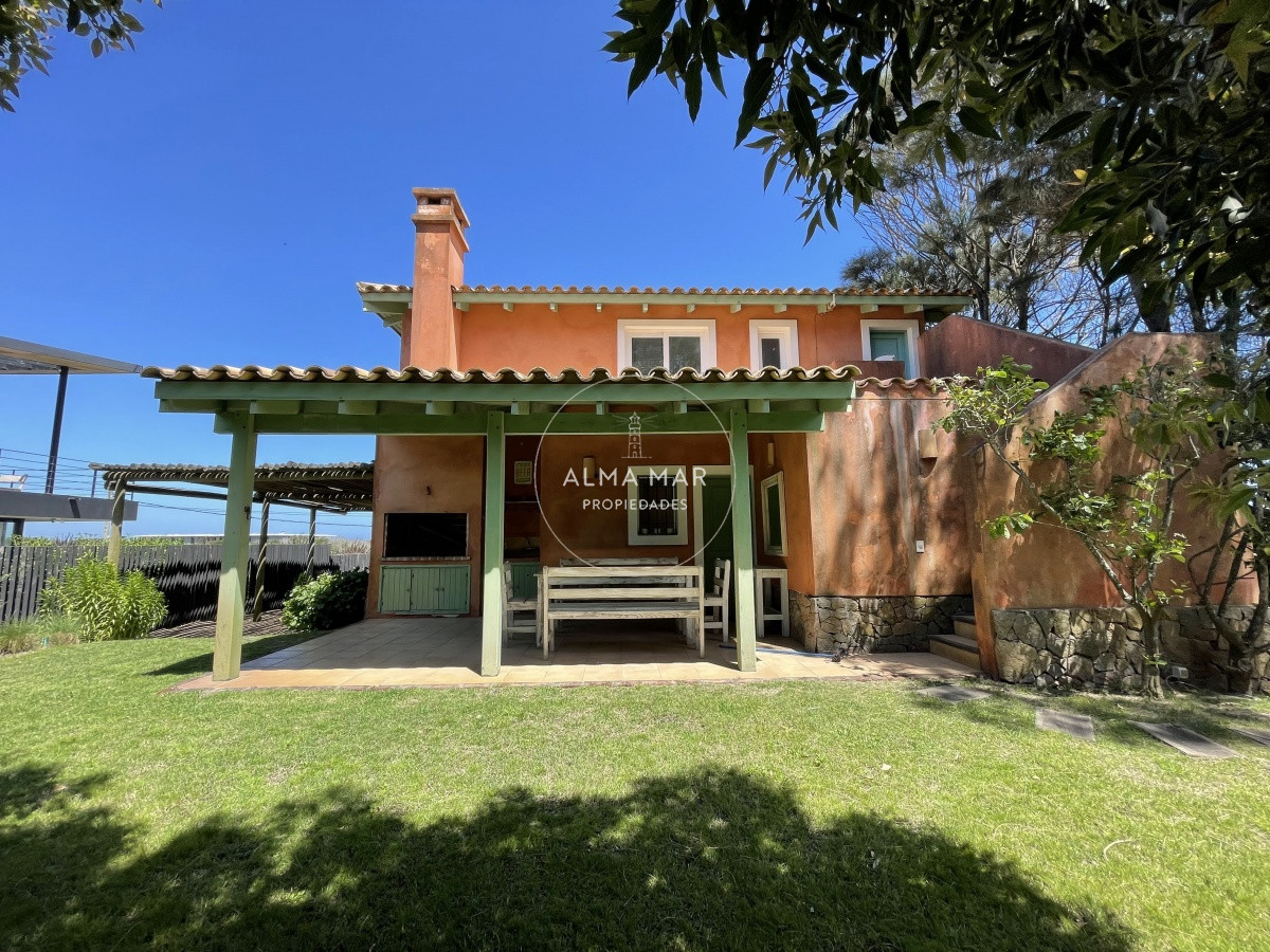 Casa ID.418 - Venta de casa amplia de construcción sólida sobre primera fila de Mar en La Juanita, José Ignacio