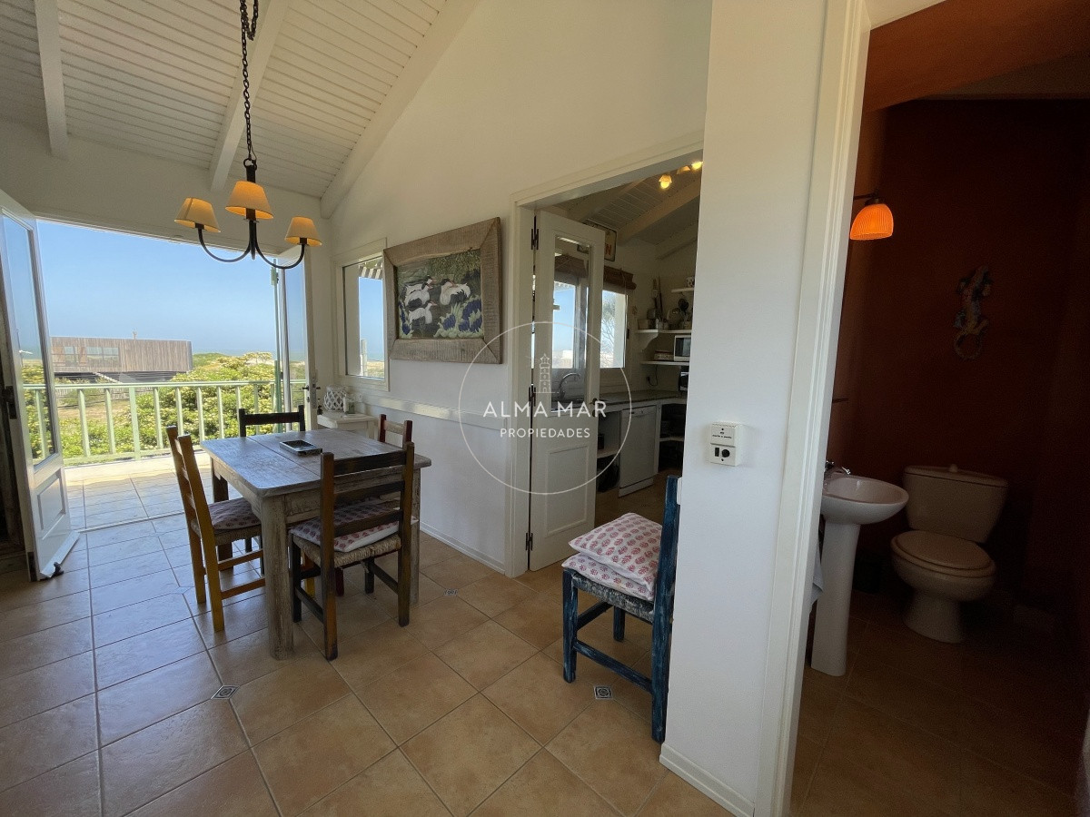 Casa ID.418 - Venta de casa amplia de construcción sólida sobre primera fila de Mar en La Juanita, José Ignacio