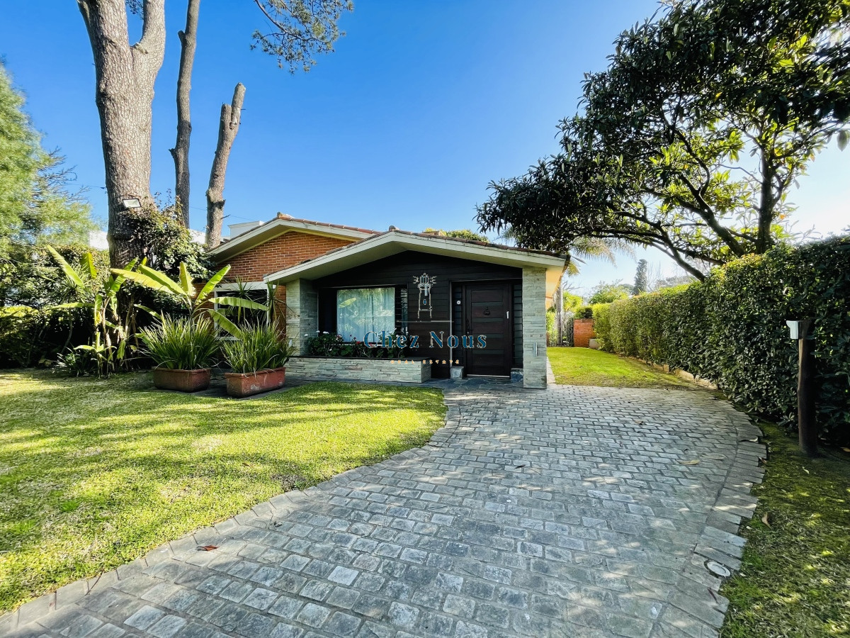 Casa ID.442 - Casa de 3 Dormitorios y Piscina en Playa Mansa, Punta del Este