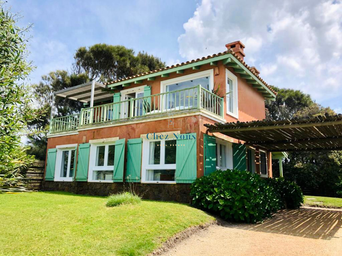 Casa ID.418 - Venta de casa amplia de construcción sólida sobre primera fila de Mar en La Juanita, José Ignacio