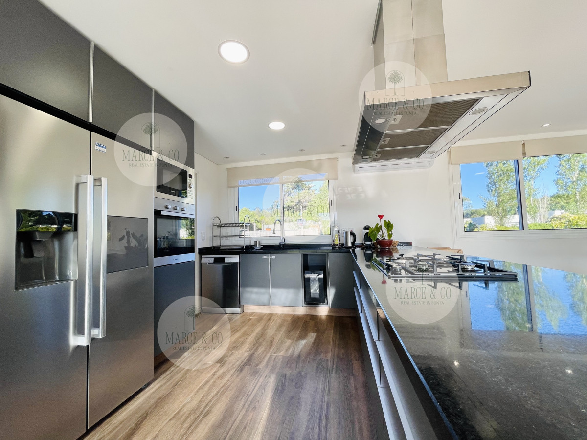 Casa ID.9 - Moderna Casa de 4 Dormitorios, Piscina Climatizada y Parrillero en Punta Ballena, Barrio Semi Privado