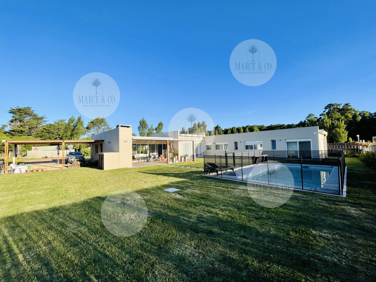 Casa ID.9 - Moderna Casa de 4 Dormitorios, Piscina Climatizada y Parrillero en Punta Ballena, Barrio Semi Privado