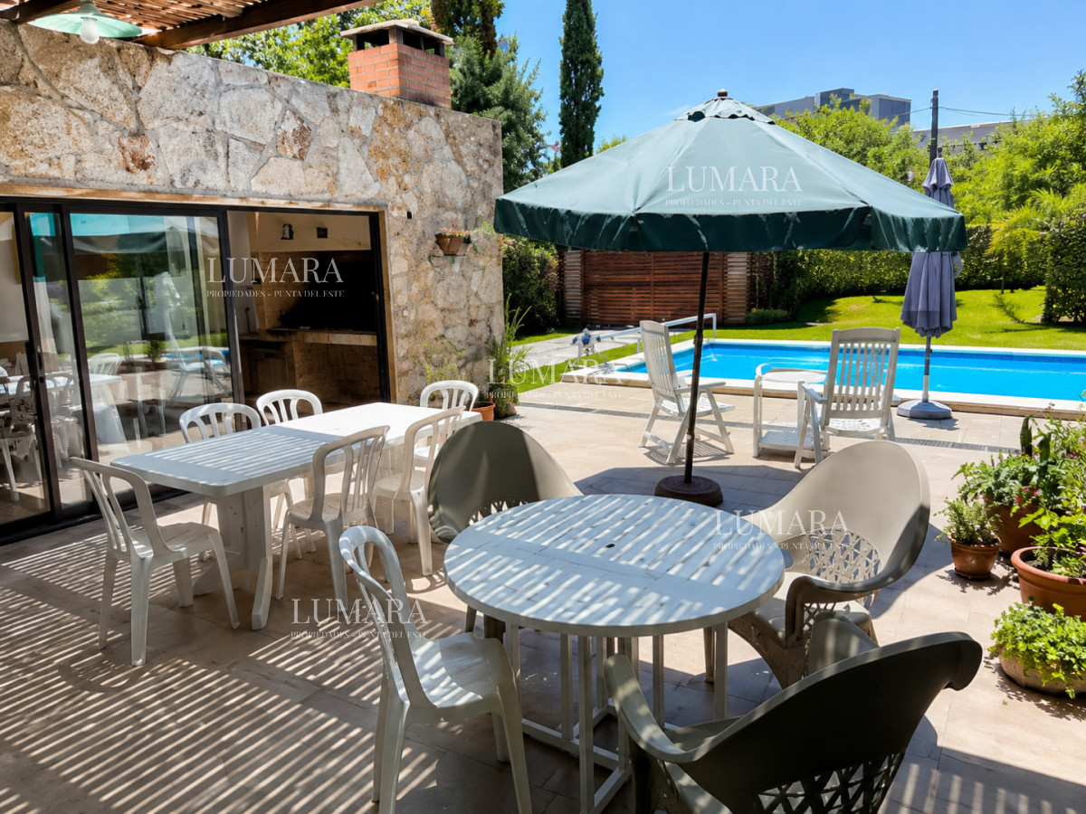 Casa ID.3996 - Casa de categoría en Playa Mansa a 800 metros del mar, 5 Dormitorios, Piscina Climatizada y Barbacoa. Punta del Este