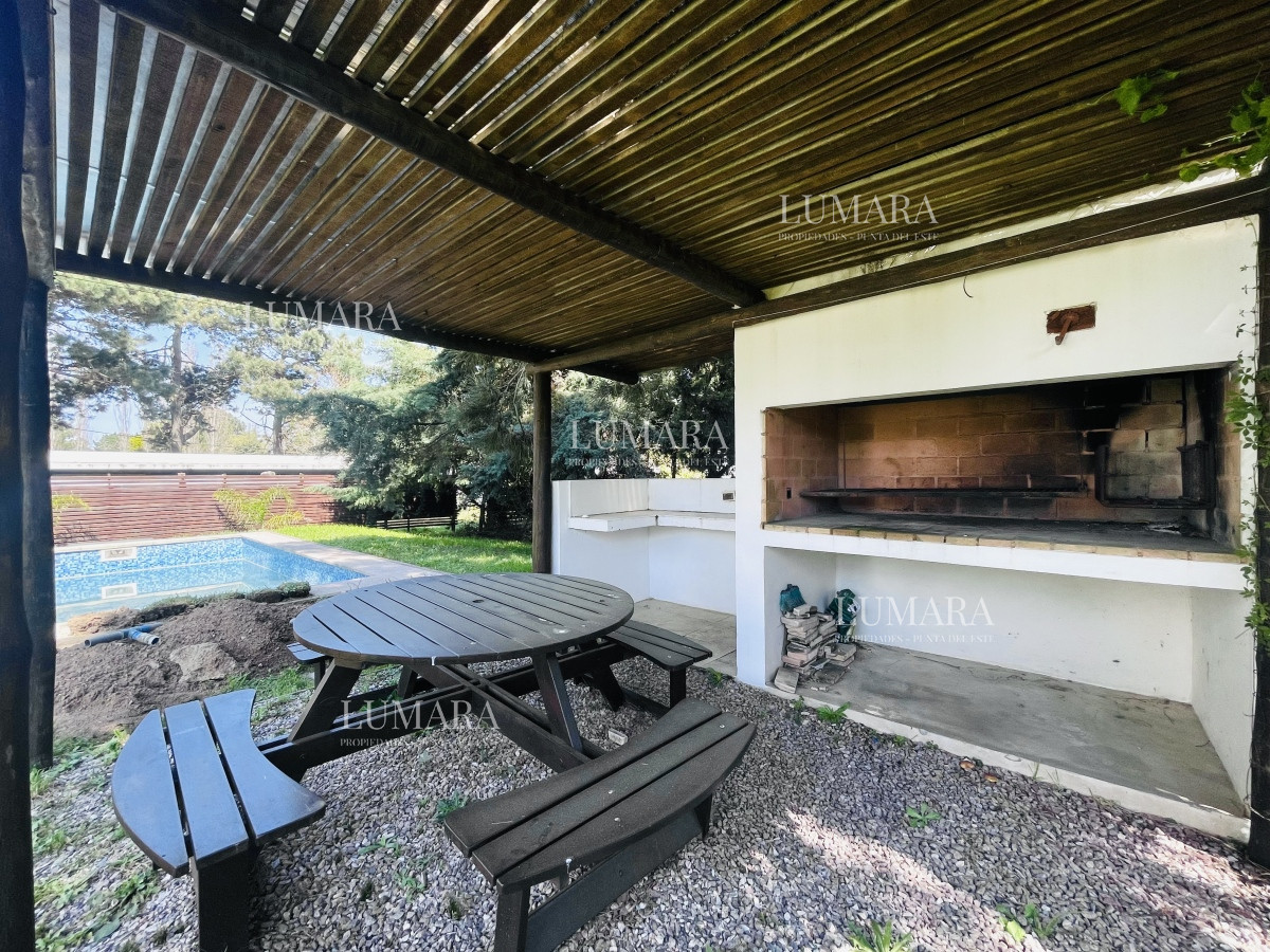 Casa ID.718 - Muy Buena Casa de 5 Dormitorios y Piscina en Rincón del Indio, a Pocos Metros del Mar