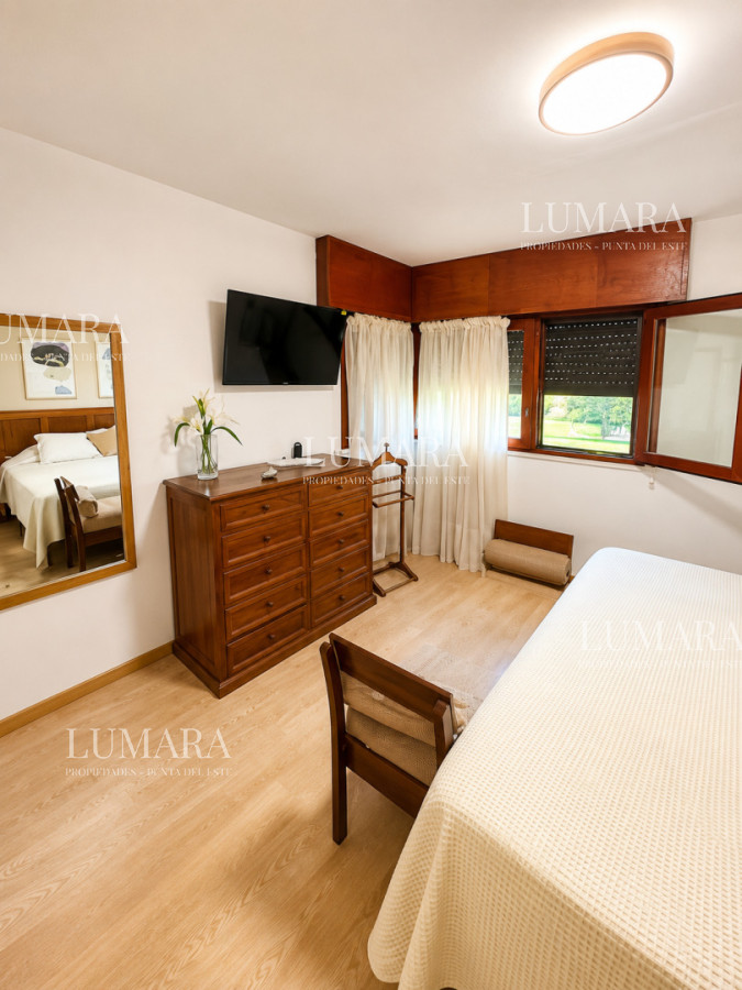 Casa ID.3996 - Casa de categoría en Playa Mansa a 800 metros del mar, 5 Dormitorios, Piscina Climatizada y Barbacoa. Punta del Este