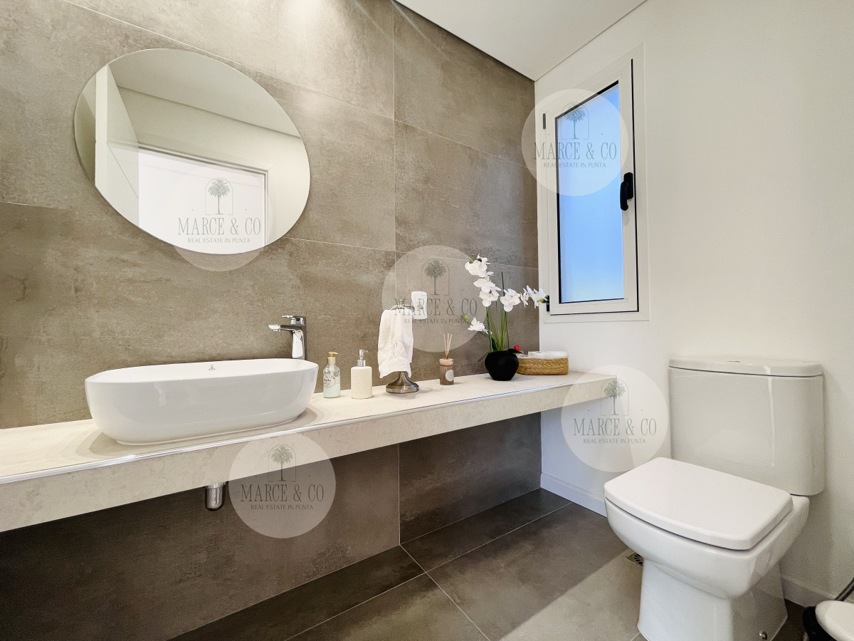 Casa ID.9 - Moderna Casa de 4 Dormitorios, Piscina Climatizada y Parrillero en Punta Ballena, Barrio Semi Privado