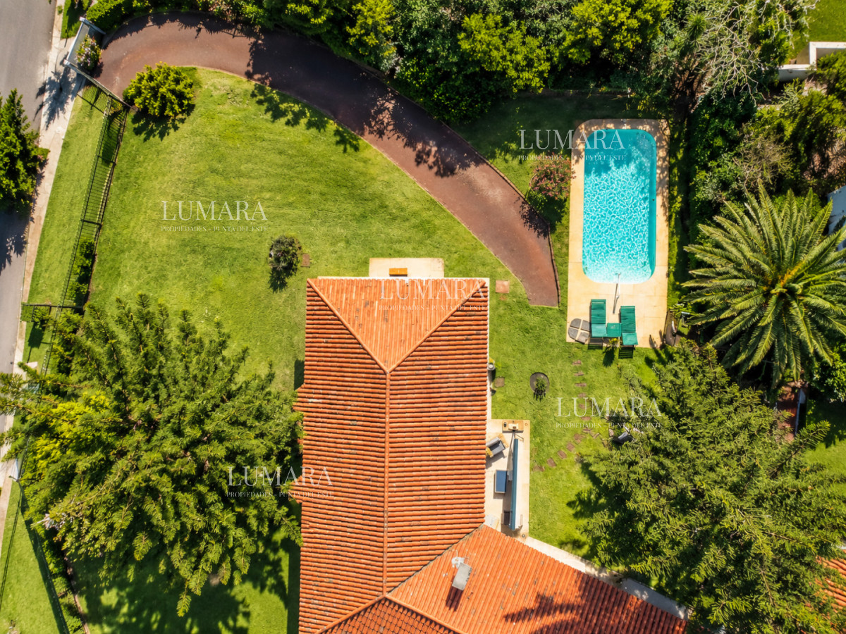 Casa ID.738 - Excelente Casa de 4 Dormitorios y Piscina a una Cuadra del Mar 