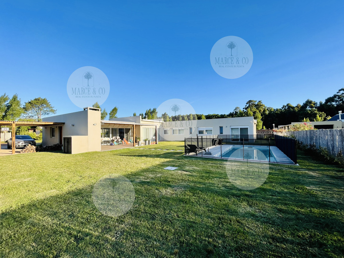 Casa ID.9 - Moderna Casa de 4 Dormitorios, Piscina Climatizada y Parrillero en Punta Ballena, Barrio Semi Privado