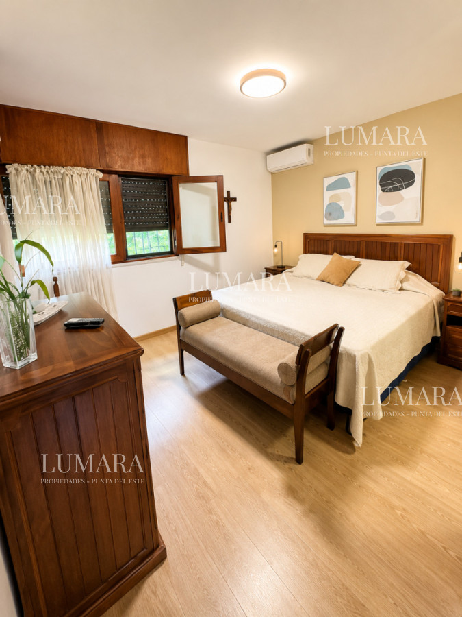Casa ID.3996 - Casa de categoría en Playa Mansa a 800 metros del mar, 5 Dormitorios, Piscina Climatizada y Barbacoa. Punta del Este