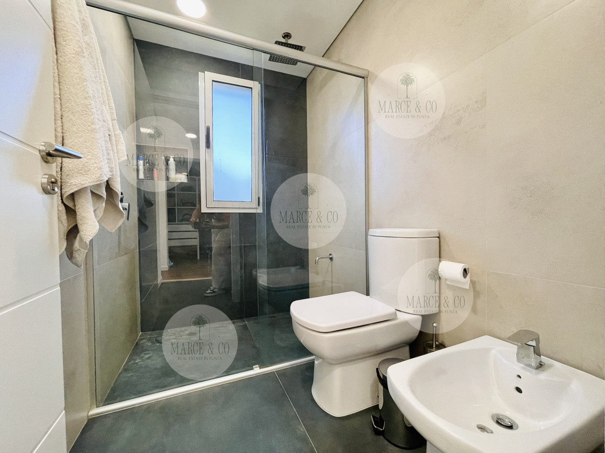 Casa ID.9 - Moderna Casa de 4 Dormitorios, Piscina Climatizada y Parrillero en Punta Ballena, Barrio Semi Privado