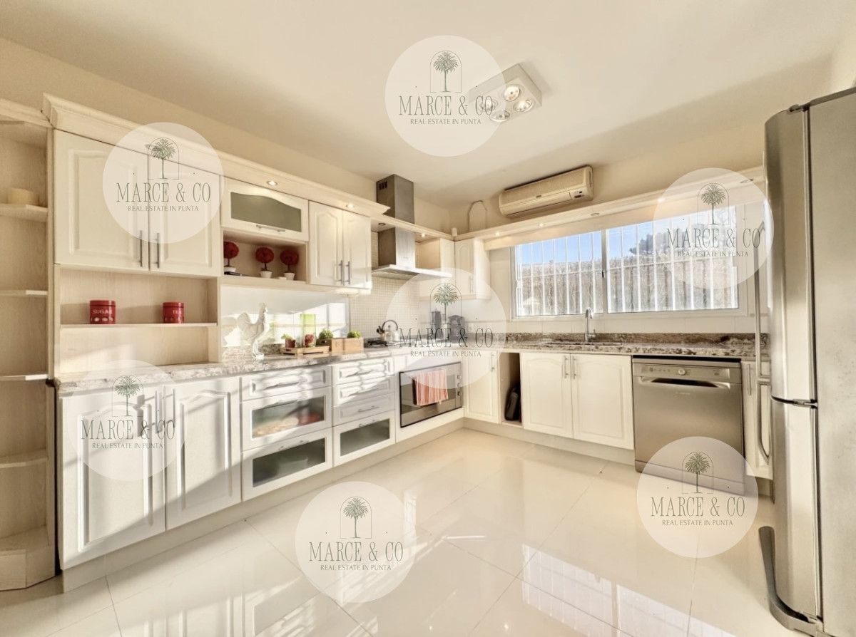 Casa ID.2282 - Moderna Casa de 4 Dormitorios en Playa Mansa a 150 metros del Mar