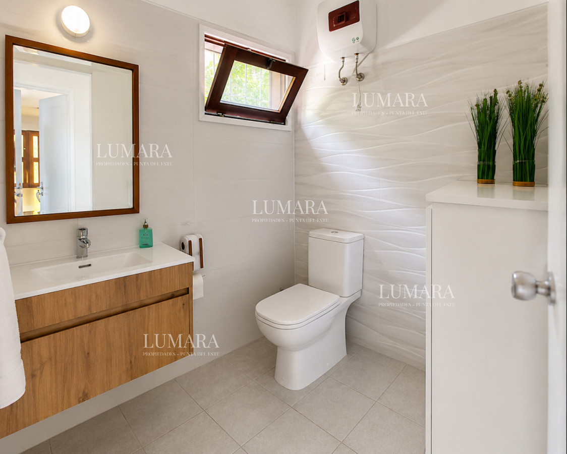 Casa ID.3996 - Casa de categoría en Playa Mansa a 800 metros del mar, 5 Dormitorios, Piscina Climatizada y Barbacoa. Punta del Este