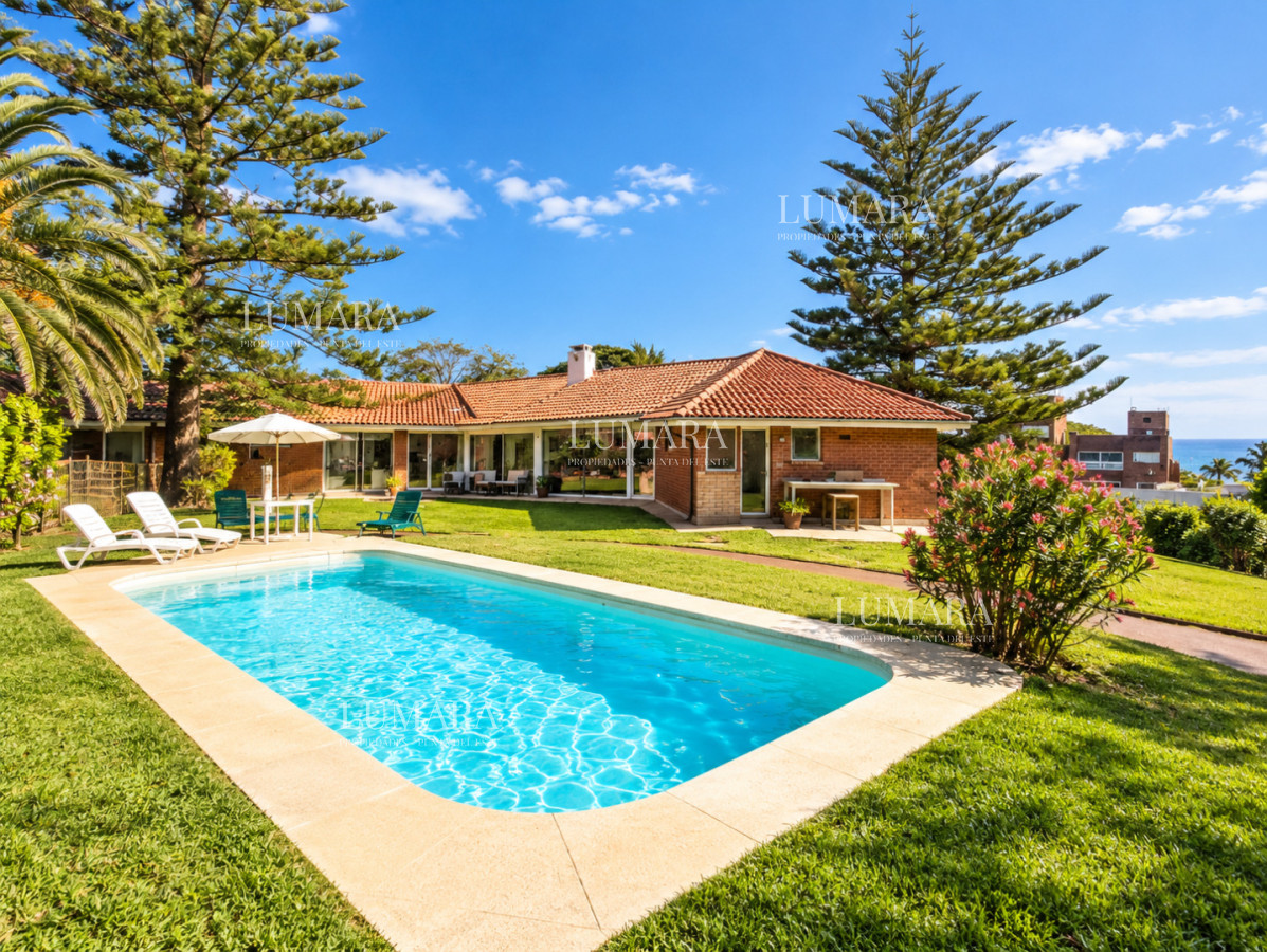 Casa ID.738 - Excelente Casa de 4 Dormitorios y Piscina a una Cuadra del Mar 
