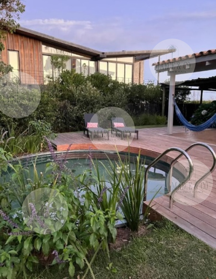 Casa ID.418 - Venta de casa amplia de construcción sólida sobre primera fila de Mar en La Juanita, José Ignacio