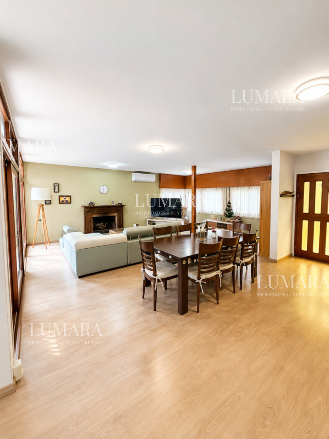 Casa ID.3996 - Casa de categoría en Playa Mansa a 800 metros del mar, 5 Dormitorios, Piscina Climatizada y Barbacoa. Punta del Este