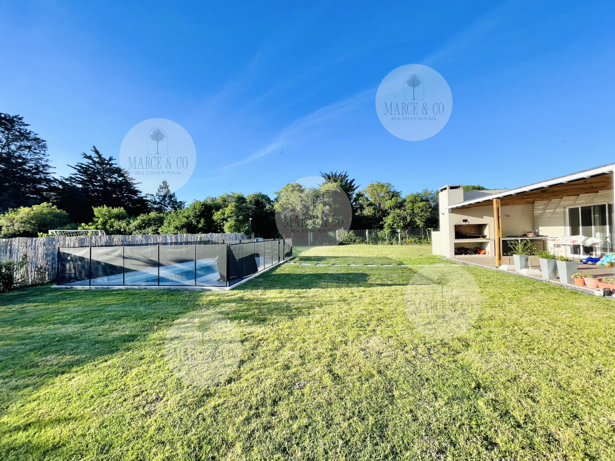 Casa ID.9 - Moderna Casa de 4 Dormitorios, Piscina Climatizada y Parrillero en Punta Ballena, Barrio Semi Privado