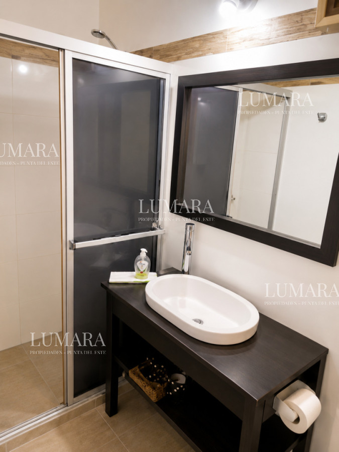 Casa ID.3996 - Casa de categoría en Playa Mansa a 800 metros del mar, 5 Dormitorios, Piscina Climatizada y Barbacoa. Punta del Este