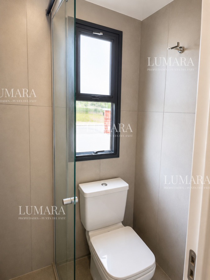 Casa ID.3996 - Casa de categoría en Playa Mansa a 800 metros del mar, 5 Dormitorios, Piscina Climatizada y Barbacoa. Punta del Este