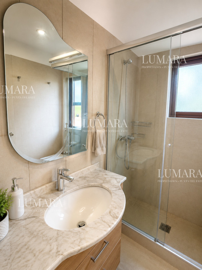 Casa ID.3996 - Casa de categoría en Playa Mansa a 800 metros del mar, 5 Dormitorios, Piscina Climatizada y Barbacoa. Punta del Este