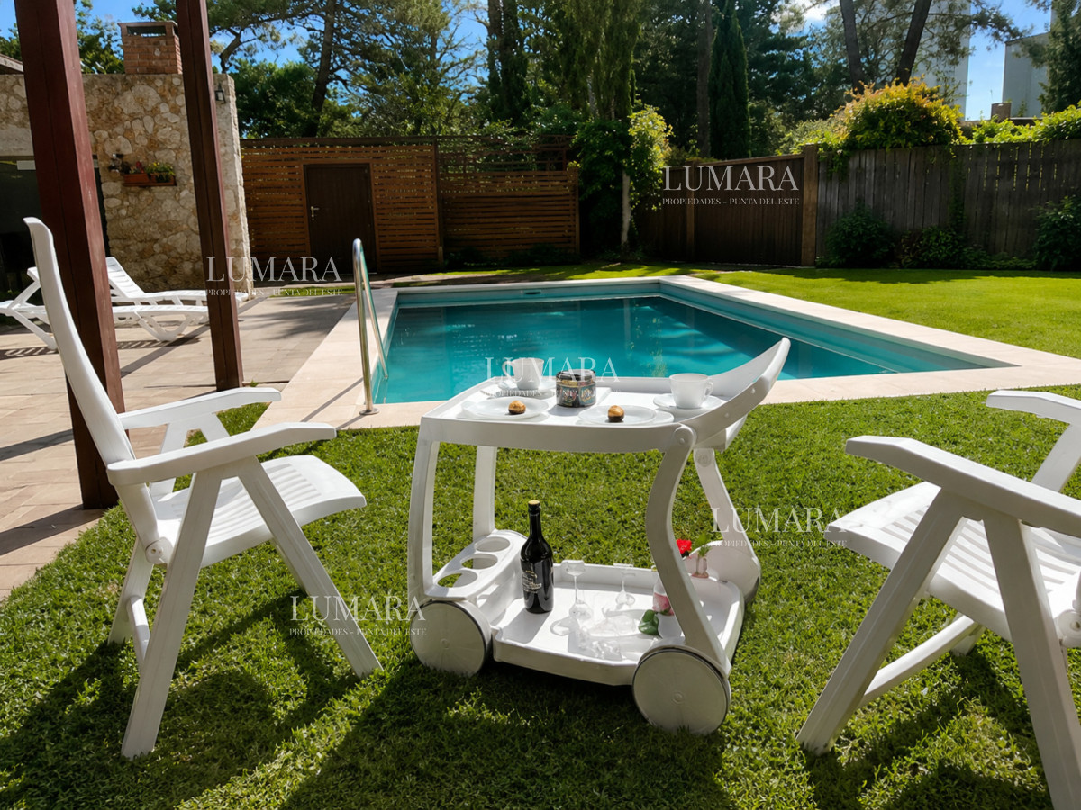 Casa ID.3996 - Casa de categoría en Playa Mansa a 800 metros del mar, 5 Dormitorios, Piscina Climatizada y Barbacoa. Punta del Este