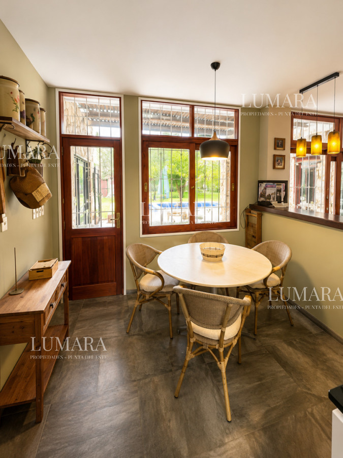 Casa ID.3996 - Casa de categoría en Playa Mansa a 800 metros del mar, 5 Dormitorios, Piscina Climatizada y Barbacoa. Punta del Este