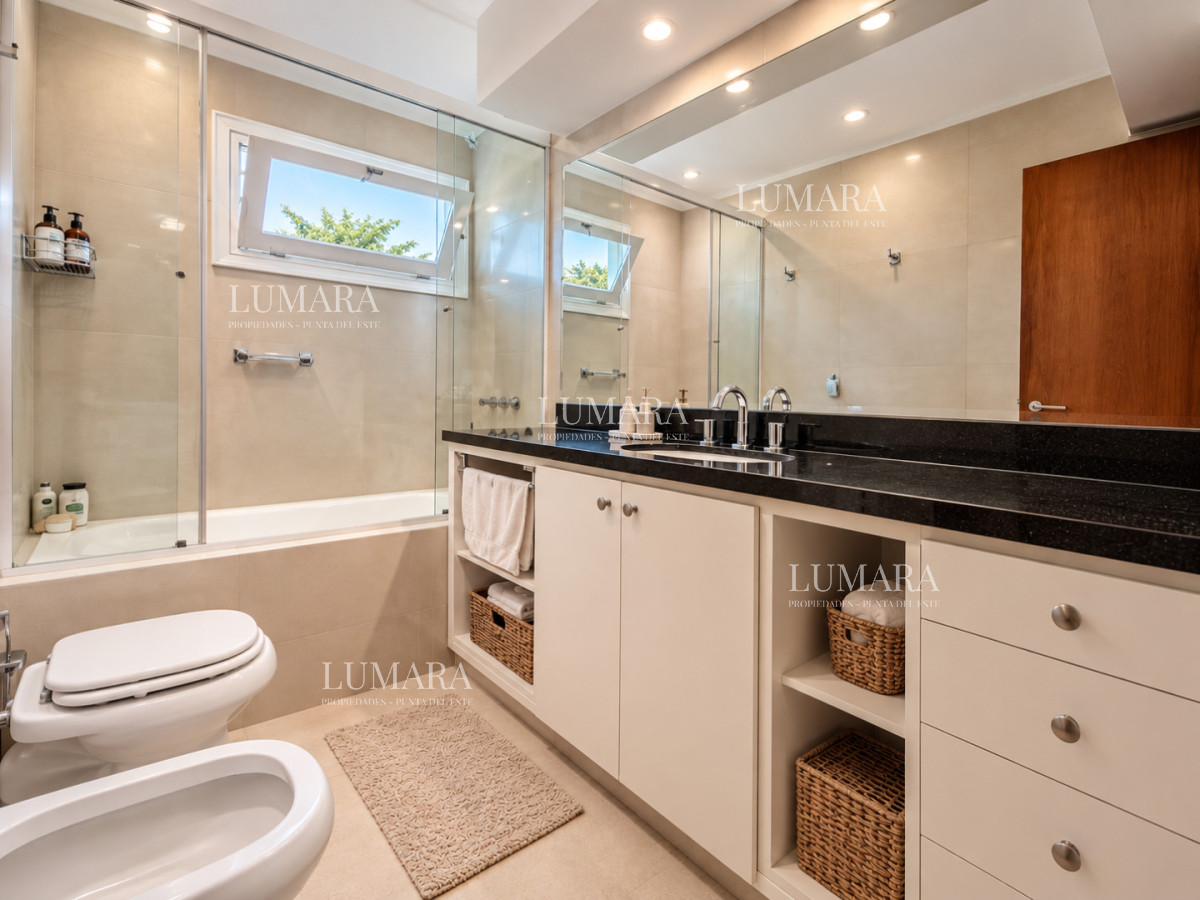 Casa ID.738 - Excelente Casa de 4 Dormitorios y Piscina a una Cuadra del Mar 