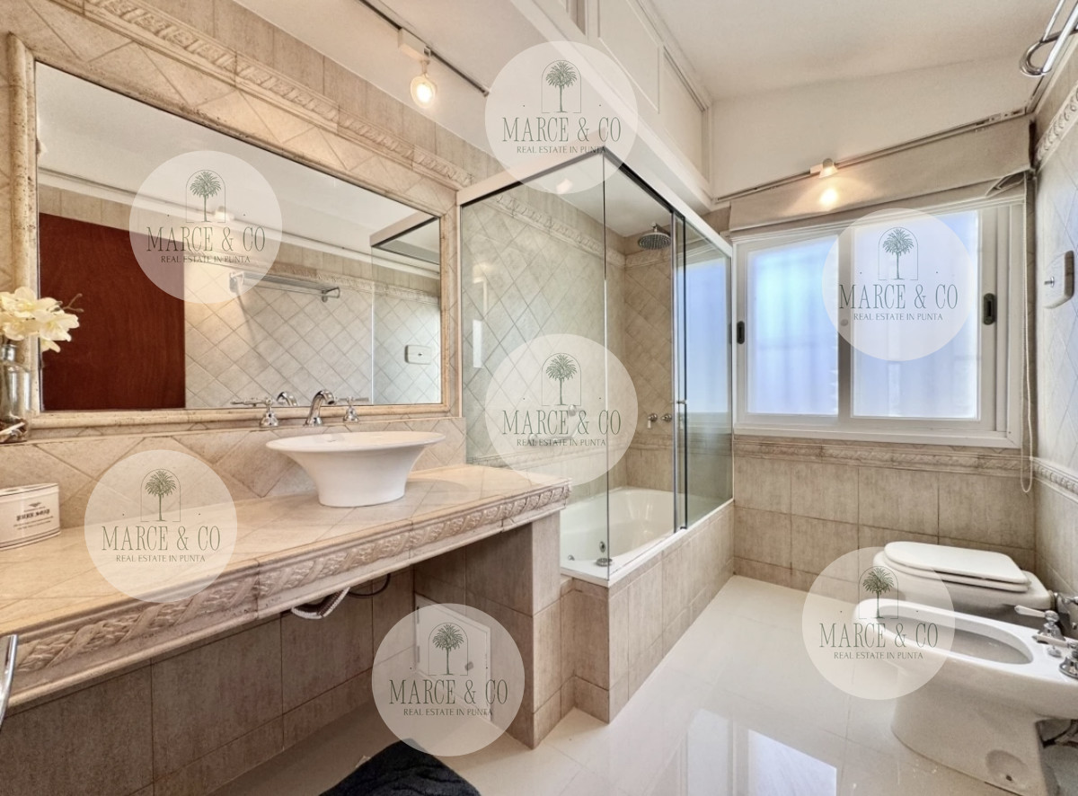 Casa ID.2282 - Moderna Casa de 4 Dormitorios en Playa Mansa a 150 metros del Mar