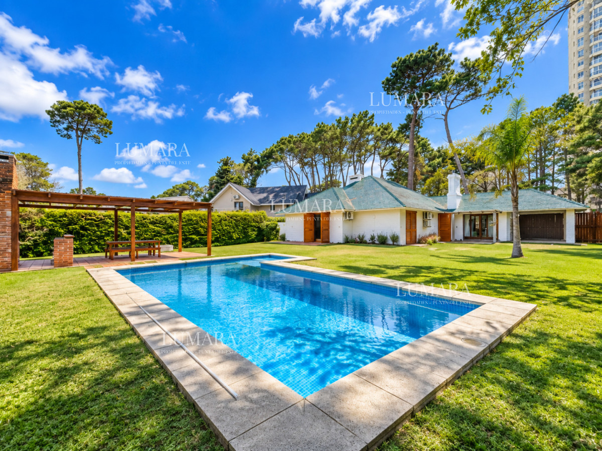 Casa ID.454 - Alquiler temporario de casa de tres dormitorios con piscina en Barrio Lugano a pasos de Punta Shopping, Punta del Este