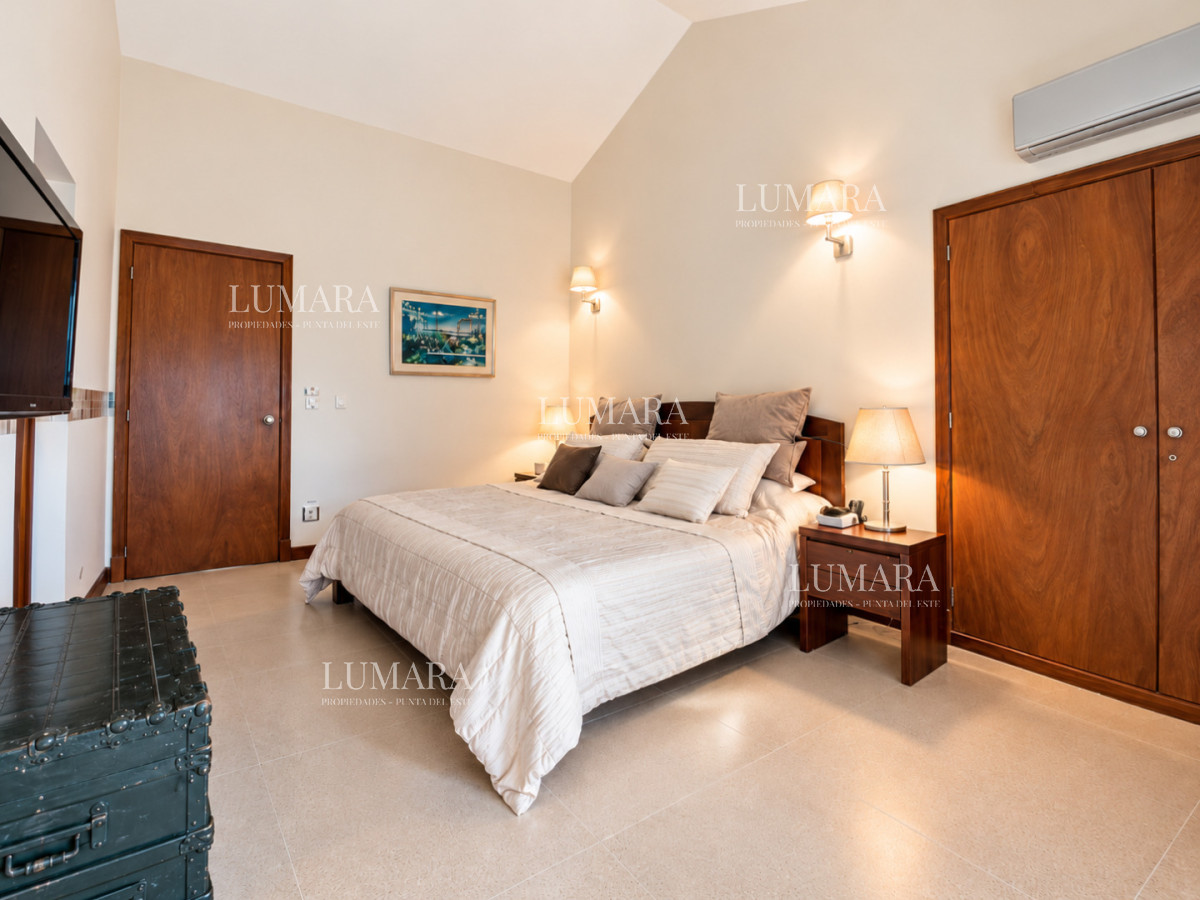 Casa ID.738 - Excelente Casa de 4 Dormitorios y Piscina a una Cuadra del Mar 