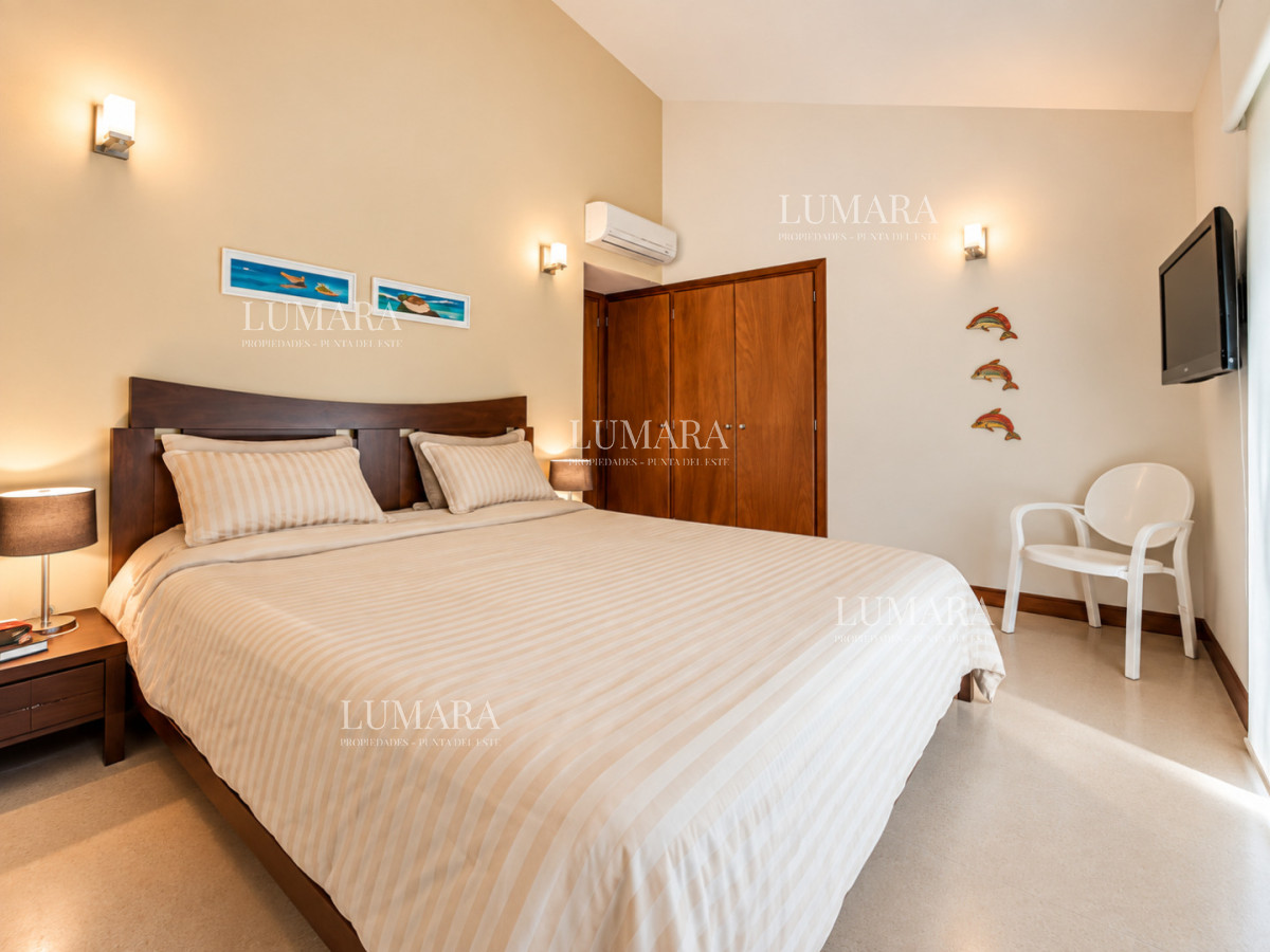Casa ID.738 - Excelente Casa de 4 Dormitorios y Piscina a una Cuadra del Mar 