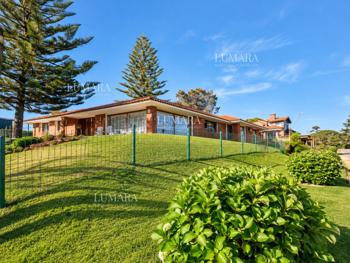 Casa ID.738 - Excelente Casa de 4 Dormitorios y Piscina a una Cuadra del Mar 