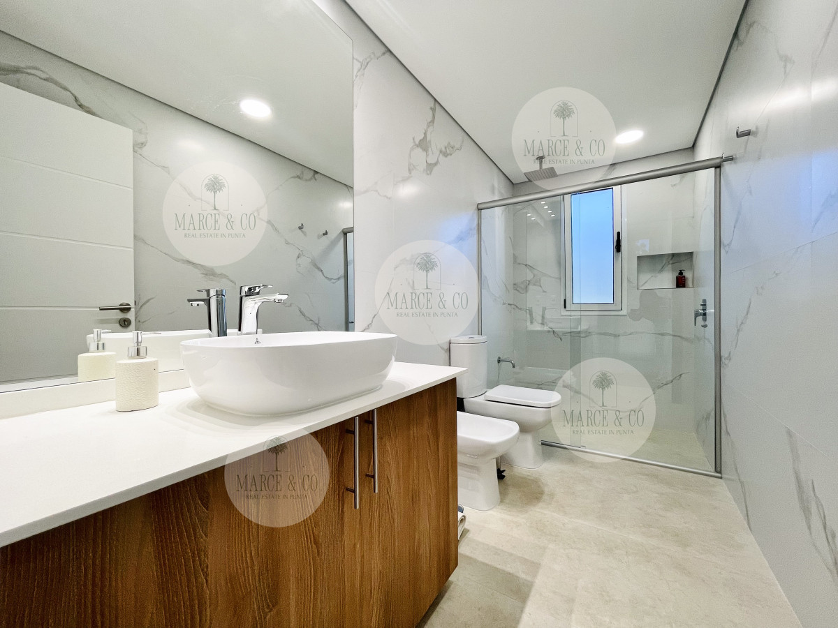 Casa ID.9 - Moderna Casa de 4 Dormitorios, Piscina Climatizada y Parrillero en Punta Ballena, Barrio Semi Privado