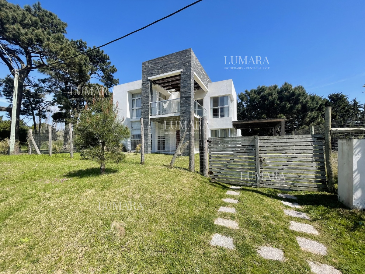 Casa ID.718 - Muy Buena Casa de 5 Dormitorios y Piscina en Rincón del Indio, a Pocos Metros del Mar