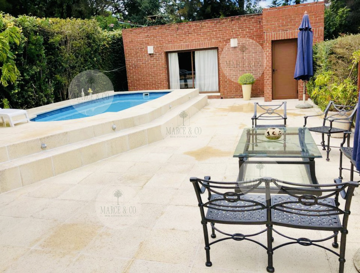 Casa ID.2419 - Alquiler temporario de casa con 3 Dormitorios con piscina y barbacoa en Jardines de Córdoba, Punta del Este