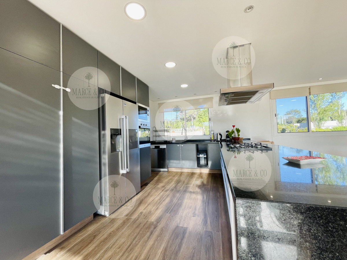 Casa ID.9 - Moderna Casa de 4 Dormitorios, Piscina Climatizada y Parrillero en Punta Ballena, Barrio Semi Privado