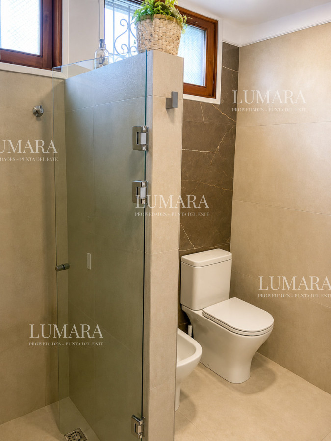 Casa ID.3996 - Casa de categoría en Playa Mansa a 800 metros del mar, 5 Dormitorios, Piscina Climatizada y Barbacoa. Punta del Este