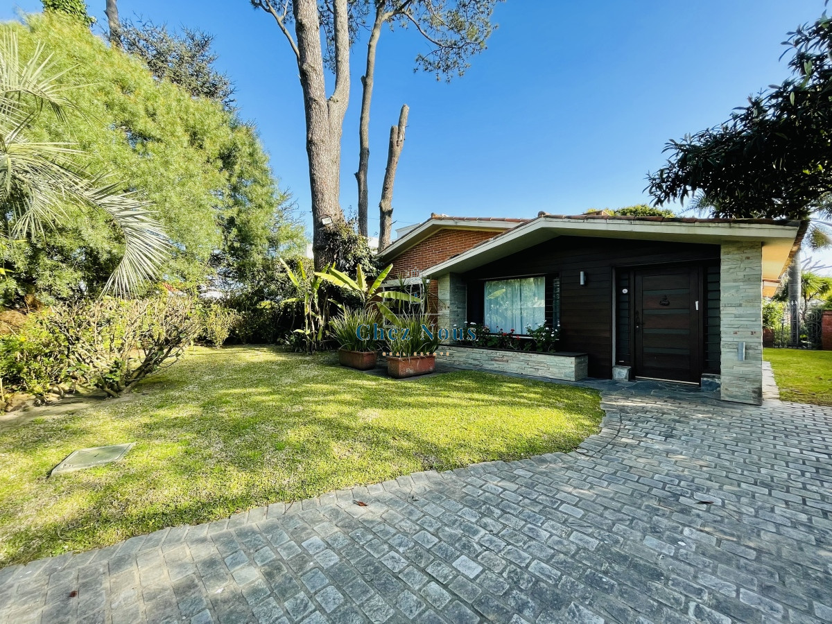 Casa ID.442 - Casa de 3 Dormitorios y Piscina en Playa Mansa, Punta del Este