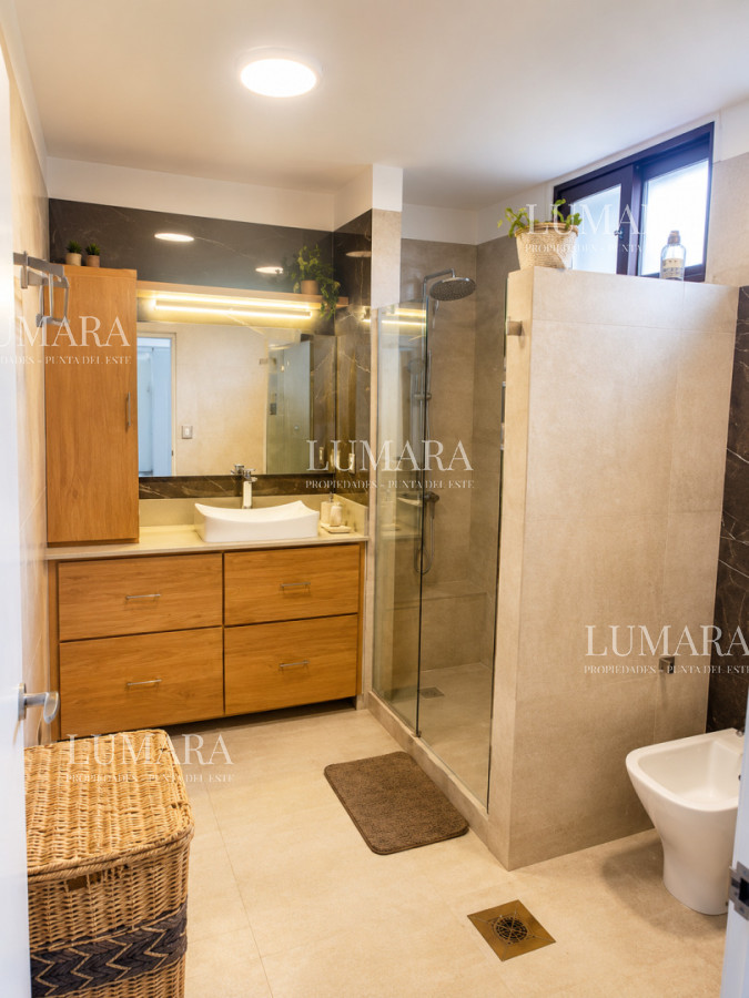 Casa ID.3996 - Casa de categoría en Playa Mansa a 800 metros del mar, 5 Dormitorios, Piscina Climatizada y Barbacoa. Punta del Este
