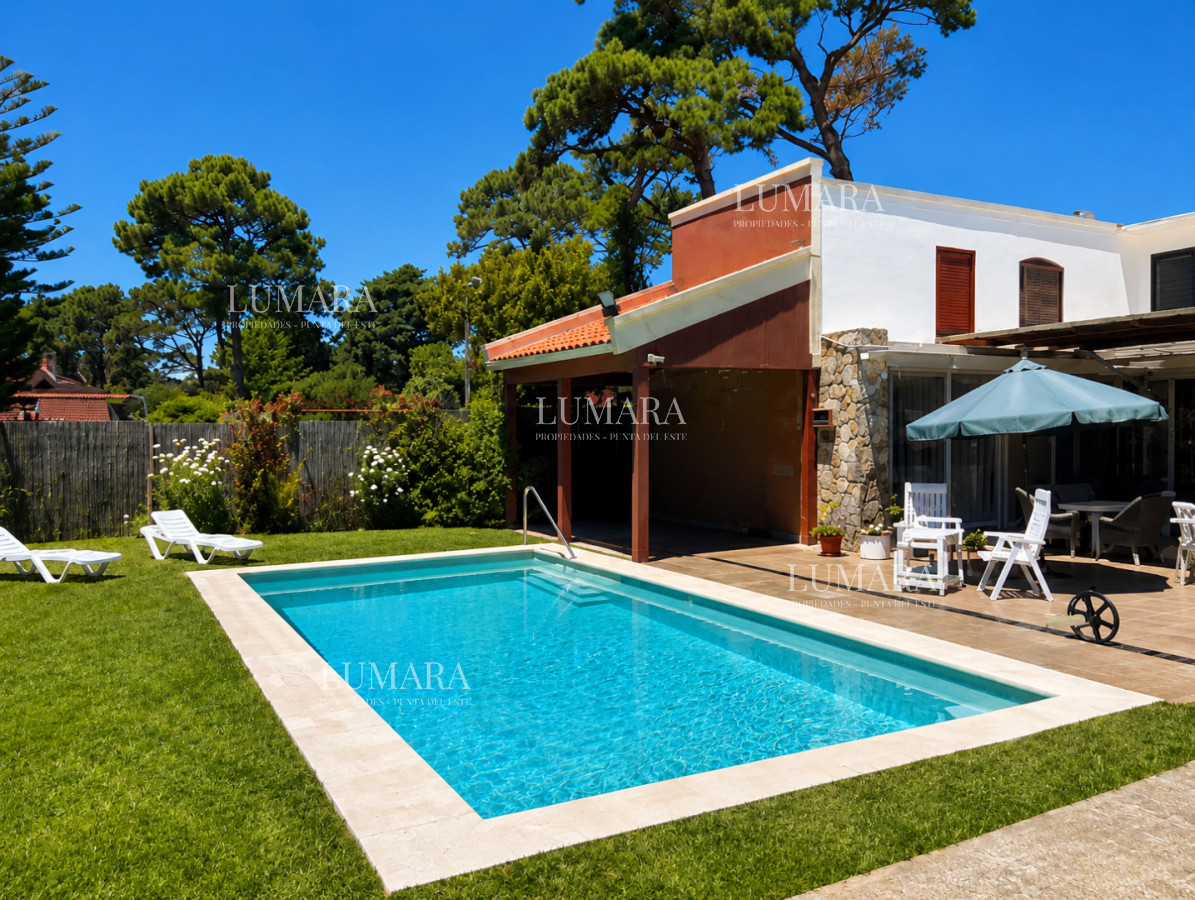 Casa ID.3996 - Casa de categoría en Playa Mansa a 800 metros del mar, 5 Dormitorios, Piscina Climatizada y Barbacoa. Punta del Este