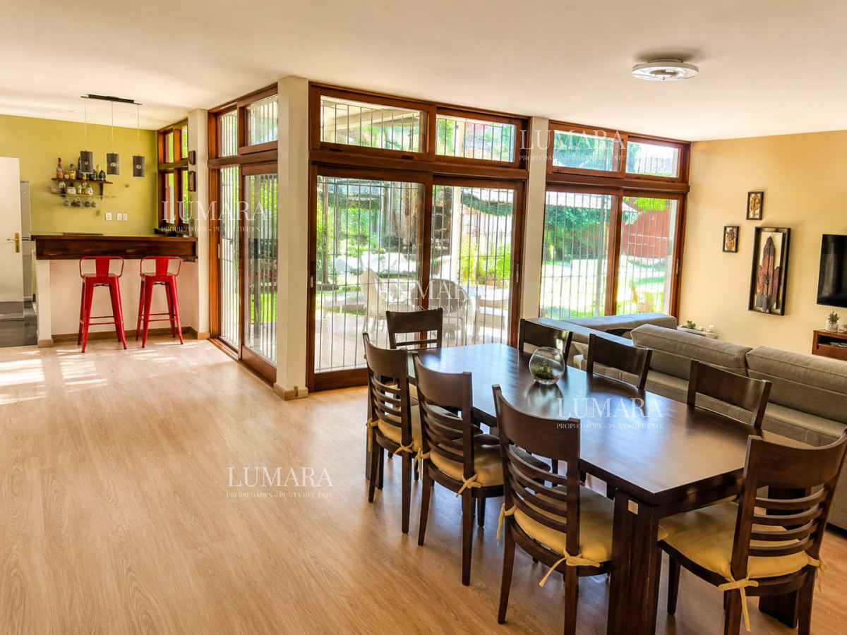 Casa ID.3996 - Casa de categoría en Playa Mansa a 800 metros del mar, 5 Dormitorios, Piscina Climatizada y Barbacoa. Punta del Este